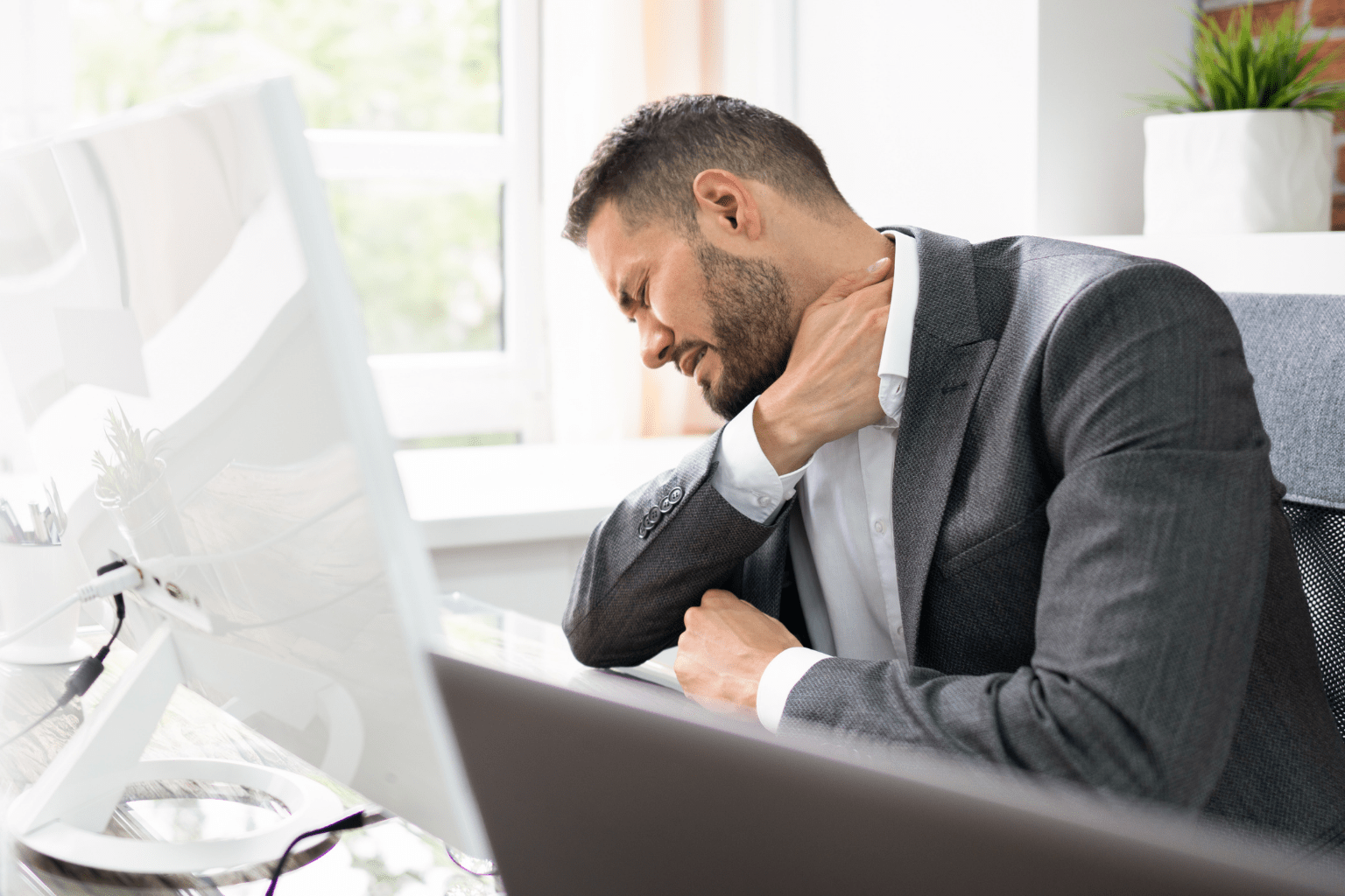 7 Cara Duduk yang Benar agar Leher Tidak Mudah Sakit